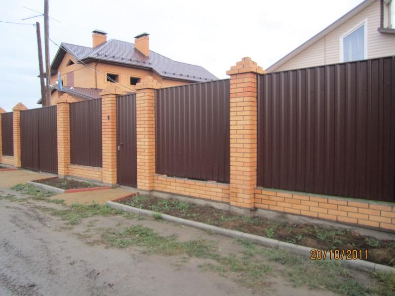 Комбинированные заборы из профнастила Комбинированные заборы из профнастила