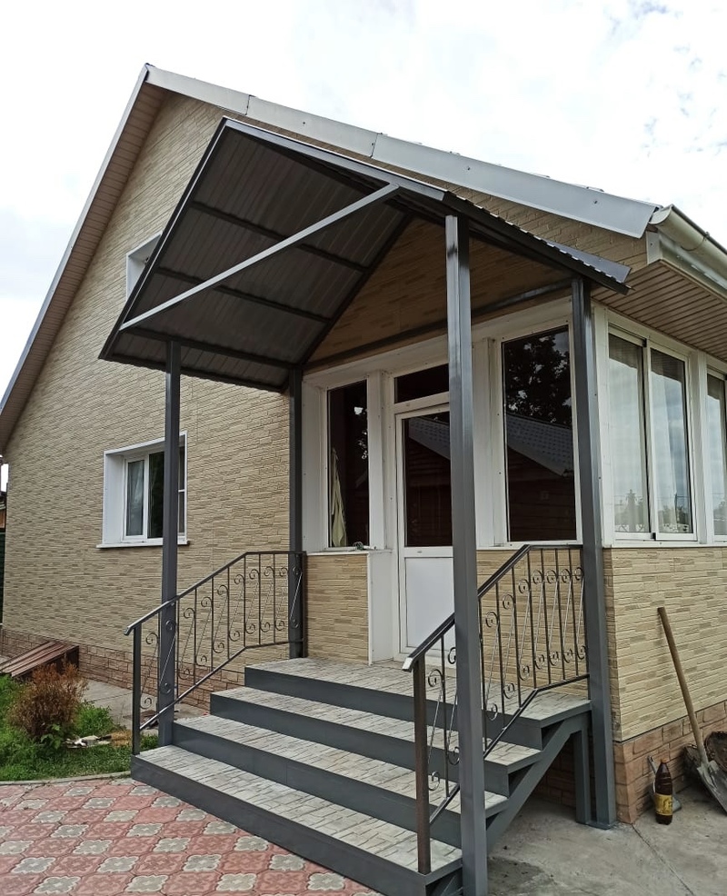 Железное крыльцо в коттедже Железное крыльцо в коттедже